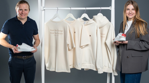 Trigema kooperiert mit Vlace und lanciert u.a. Sneaker aus veganem Obstleder - Wolfgang Grupp jun. und Viola Weller mit der Trigema-x-Vlace-Kollektion - Quelle: Michael Sautter